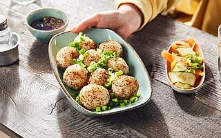 Rezeptbild: Sesam-Reisbällchen mit Käsefüllung und Sojasoße