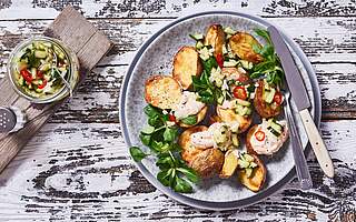 Rezeptbild: Ofenkartoffeln mit scharfem Gurken-Relish