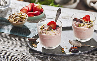 Rezeptbild: Bananen-Erdbeer-Dessert mit Bananenschalen-Crunch