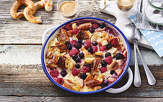 Rezeptbild: Süßer Auflauf mit Äpfeln, Brezeln und Beeren