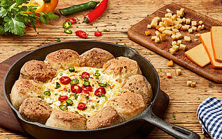 Rezeptbild: Brötchenkranz mit Ofenkäse-Dip