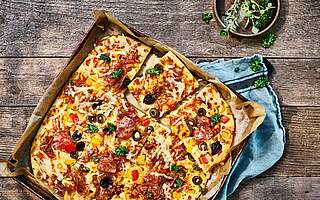 Rezeptbild: Schüttelpizza mit Salami und Paprika