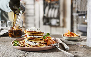 Rezeptbild: Herzhafte Kartoffel-Pancakes mit Karotten und Kräuterquark