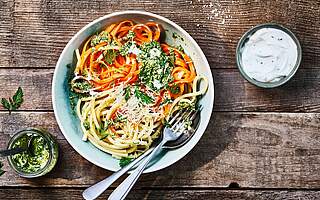 Rezeptbild: Nudeln mit Zoodles & Karottengrün-Pesto