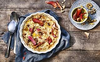 Rezeptbild: Baked Oats mit Apfelchips und Banane