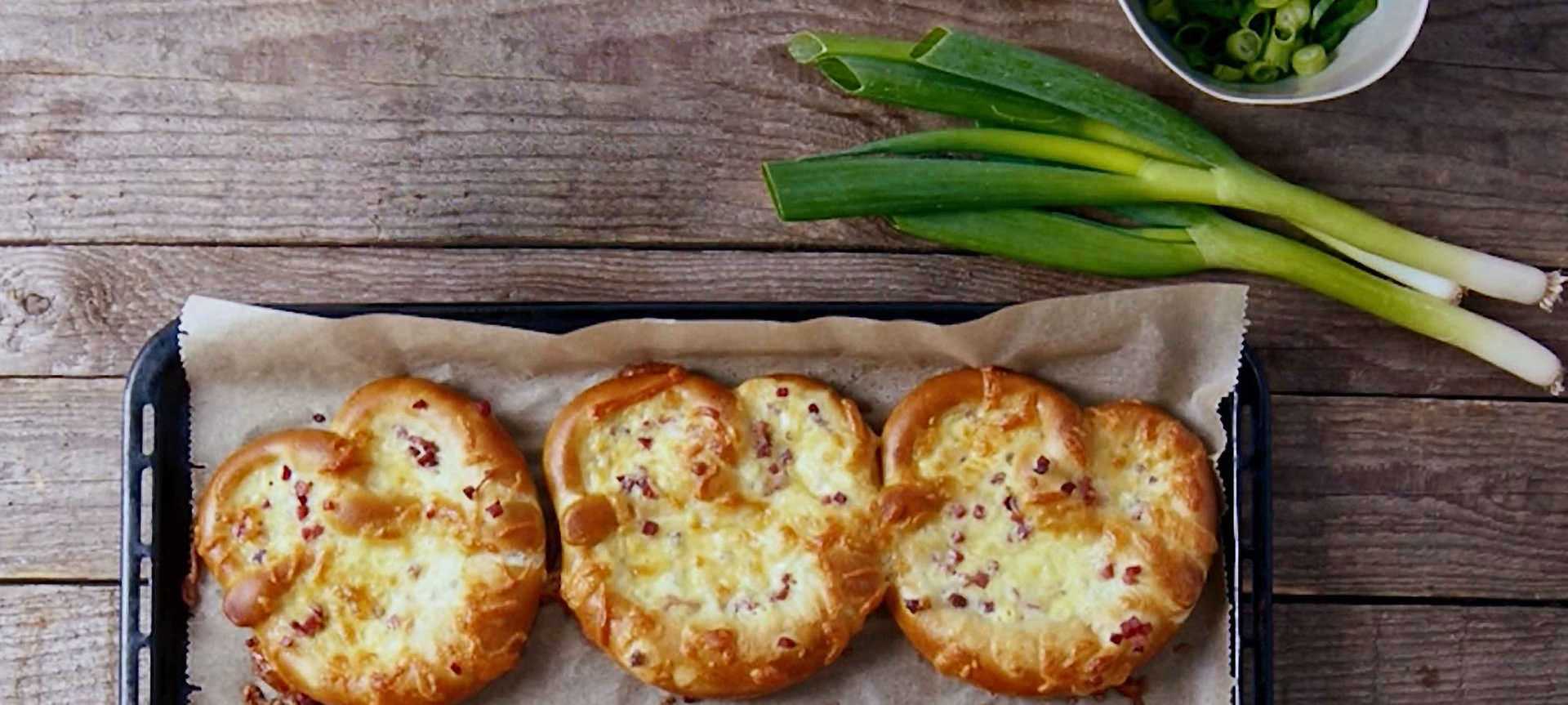 Rezeptbild für Überbackener Brezel-Snack mit Schinkenwürfeln, Käse und Zwiebelquark