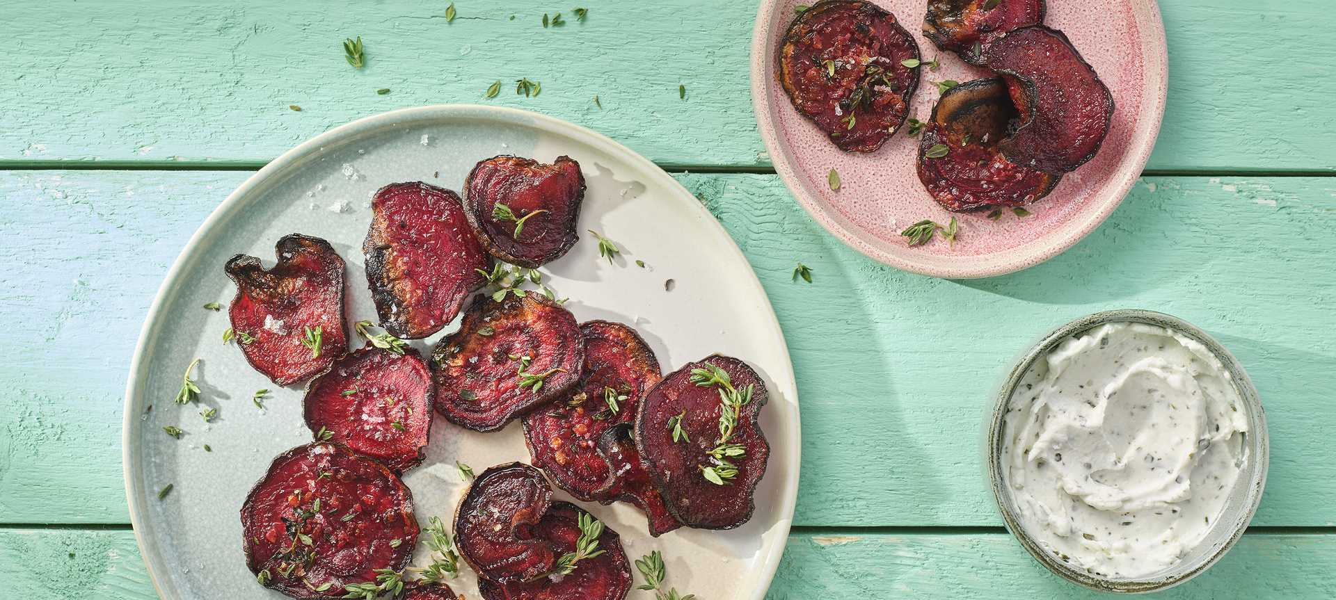 Rezeptbild für Knusprige Rote Bete Chips mit veganem Kräuter-Dip